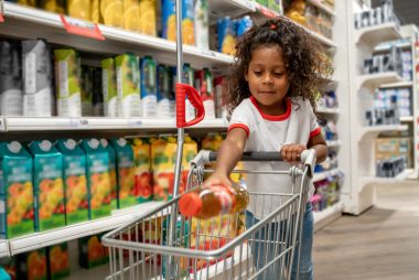 A educação financeira infantil favorece o contato com conceitos como consumo consciente e planejamento. Foto: Getty Images.