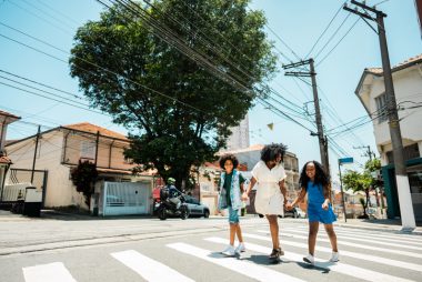 Trajeto entre a casa e a escola deve ser seguro e acolhedor. Foto: Getty Images.