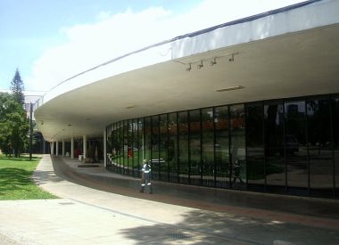 O MAM também possui um espaço aberto, o Jardim das Esculturas, onde são expostas obras do acervo a céu aberto. Foto: Wikipedia.