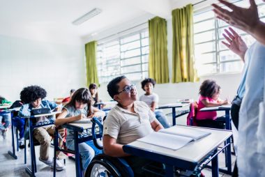 Desde a infância, a educação proporciona as bases para que cada pessoa desenvolva senso crítico, criatividade e capacidade de conviver em sociedade. Foto: Getty Images.