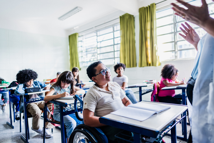 Desde a infância, a educação proporciona as bases para que cada pessoa desenvolva senso crítico, criatividade e capacidade de conviver em sociedade. Foto: Getty Images.