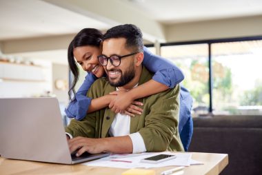 Para evitar confusões, o ideal é manter o fundo de investimento separado das contas pessoais. Foto: Getty Images.