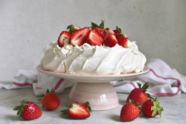 A pavlova é simples de fazer, mas é preciso seguir todos os detalhes na preparação, inclusive a forma correta para assar. Foto: Getty Images.
